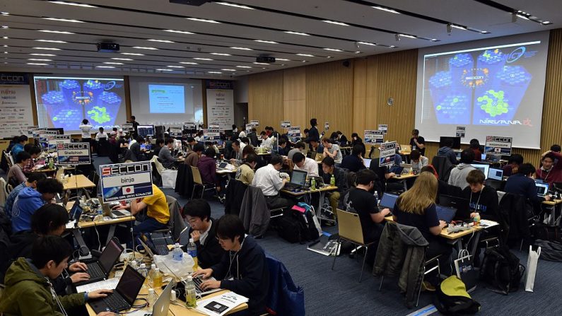 Un concours de cyber-sécurité a débuté à Tokyo, avec des organisateurs visant à montrer les compétences des jeunes pirates informatiques japonais en voyant comment ils se comportent contre leurs rivaux étrangers. Photo YOSHIKAZU TSUNO / AFP / Getty Images.