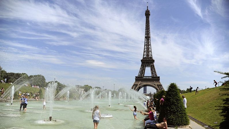 L’Europe, Irlande, Grande-Bretagne ou France, font également face à des vagues de chaleur, il est nécessaire de se rafraîchir. Sur cette photo les gens se rafraîchissent dans la fontaine des Jardins du Trocadéro près de la Tour Eiffel. Photo THOMAS OLIVA / AFP / Getty Images.
