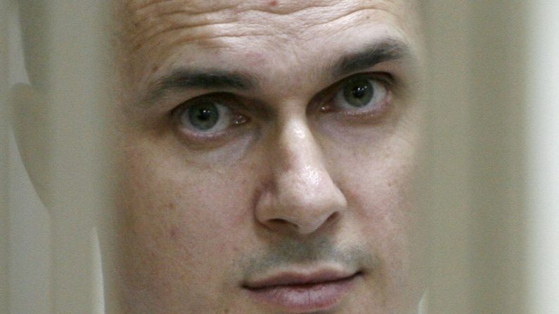 Le 21 juillet 2015, Oleg Sentsov, un cinéaste ukrainien, se trouve dans le box d'un accusé lors d'une audience devant un tribunal militaire dans la ville de Rostov-sur-le-Don. Photo SERGEI VENYAVSKY / AFP / Getty Images.
