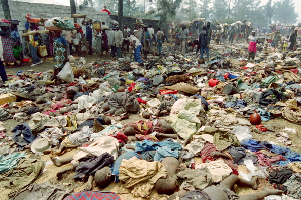 Les réfugiés rwandais passent le 18 juillet 1994 à côté des cadavres de plus d'une centaine de compatriotes qui ont été piétinés à Goma le 17 juillet, alors qu'ils fuyaient l'ultime offensive du Front patriotique rwandais. Photo PASCAL GUYOT / AFP / Getty Images.