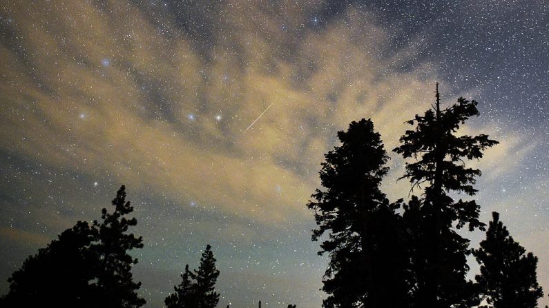 L'exposition annuelle, connue sous le nom de douche Perséide parce que les météores semblent irradier de la constellation de Persée dans le ciel du nord-est, est le résultat de l'orbite terrestre passant à travers les débris de la comète Swift-Tuttle. Photo par Ethan Miller / Getty Images.