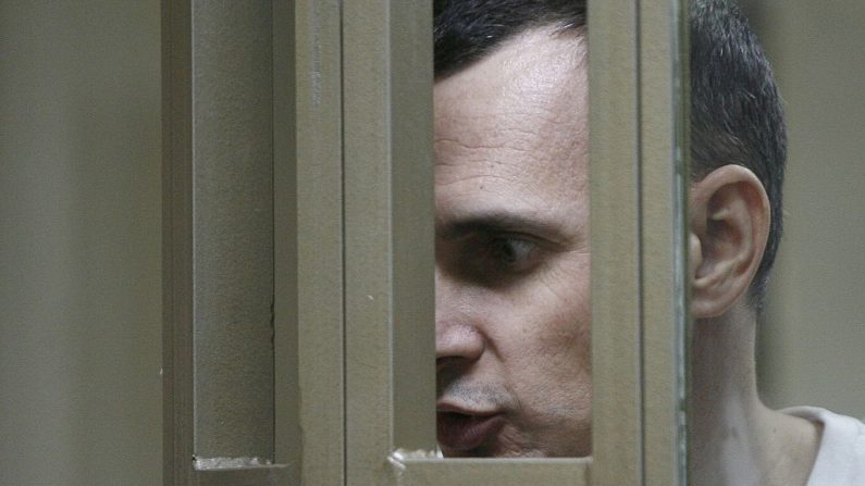 Le 25 août 2015, le cinéaste ukrainien Oleg Sentsov réagit à l'intérieur d’une cage d'accusé en écoutant le verdict d'un tribunal militaire dans la ville de Rostov-sur-le-Don. Photo SERGEI VENYAVSKY / AFP / Getty Images.