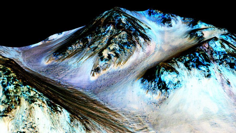 Des scientifiques ont rapporté  à l'aide d'observations faites avec le spectromètre d'imagerie de reconnaissance compacte sur le même orbiteur, avoir détecté des sels hydratés sur ces pentes du cratère Hale, confirmant l'hypothèse que les stries sont formées par de l'eau liquide saumâtre. Photo de la NASA / JPL-Caltech / Univ. De l’Arizona via Getty Images.