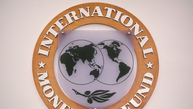 Le sceau du Fonds monétaire international est vu à l'intérieur du siège du FMI le 30 novembre 2015 à Washington, DC. Photo MANDEL NGAN / AFP / Getty Images.