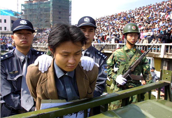 Cet homme a été condamné à mort pour vol et assassinat, devant des milliers de spectateurs qui ont assisté aux exécutions dans un stade de Chengdu. STR / AFP / Getty Images.