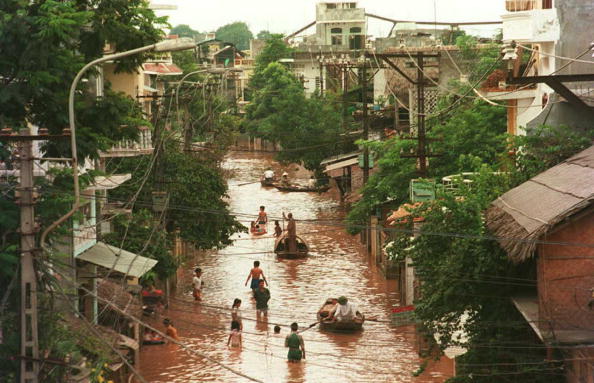 Le typhon Son Tinh a provoqué de forte inondation, la rivière Rouge à Hanoi a atteint son plus haut niveau et de nombreuses zones ont été inondées. Photo Herve GRINGOIRE / AFP / Getty Images.