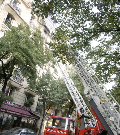 Un incendie s'est déclaré une tour de 18 étages à Aubervilliers, en banlieue parisienne. Photo STEPHANE DE SAKUTIN/AFP/Getty Images.
