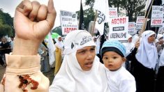 Indonésie: violée à 15 ans par son frère, elle est condamnée pour avoir avorté