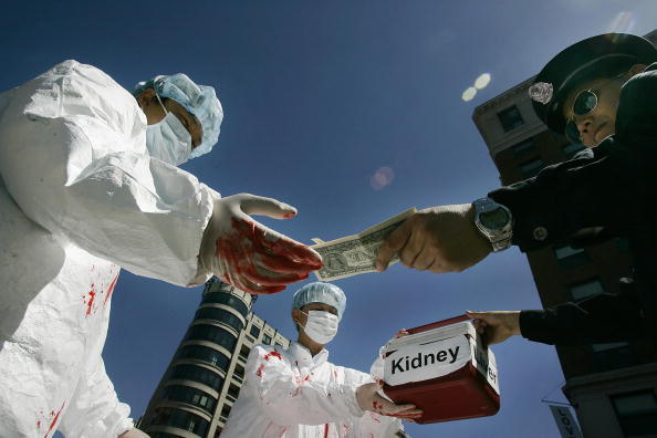 À Washington, D.C., lors d'une manifestation le 19 avril 2006, des militants chinois mettent en scène un acte illégal de paiement pour des organes humains.
 (Jim Watson/AFP/Getty Images).