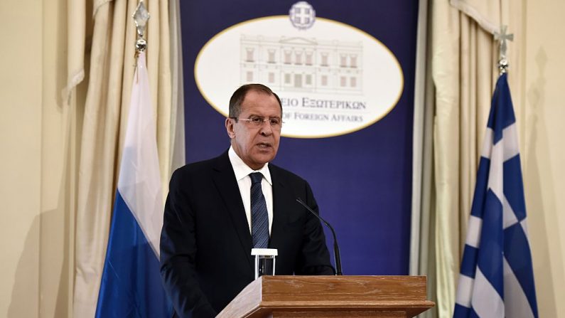 Le ministre russe des Affaires étrangères Sergueï Lavrov prononce un discours lors d'une conférence de presse après une rencontre avec son homologue grec à Athènes dans le cadre de sa visite officielle d'une journée en Grèce. Photo ARIS MESSINIS / AFP / Getty Images.
