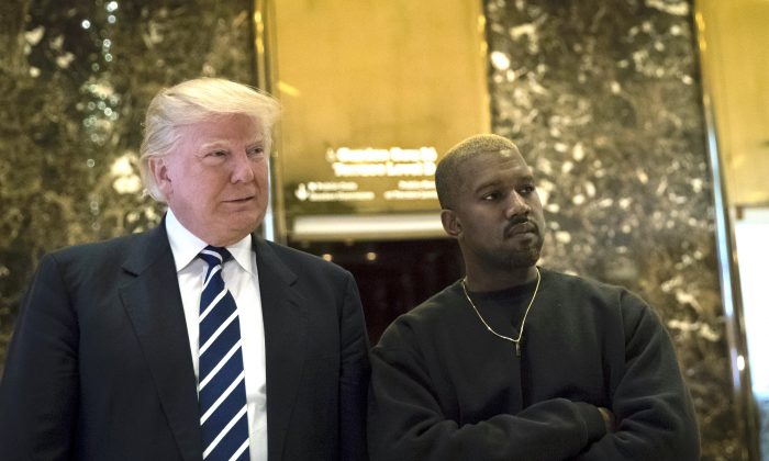 Le président élu Donald Trump et Kanye West se tiennent ensemble dans le hall d'entrée de la Trump Tower à New York le 13 décembre 2016. (Drew Angererer/Getty Images)