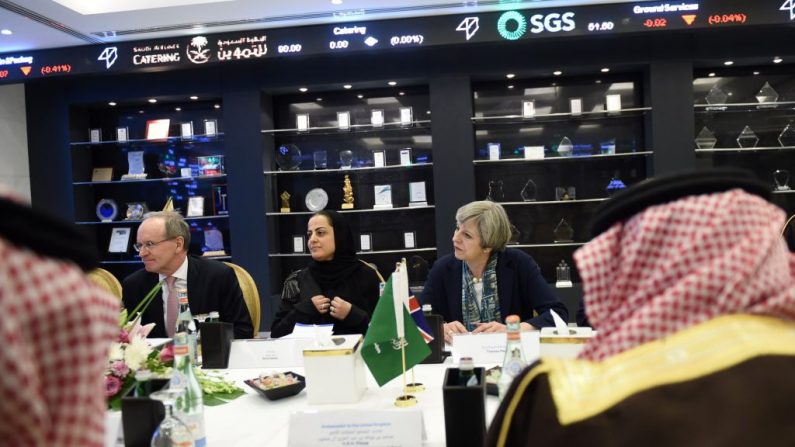 Le Premier ministre britannique Theresa May) assiste à une réunion avec Xavier Roleta, PDG de la Bourse de Londres et avec Rania Nashar, PDG de Samba Financial Group, à la Bourse d'Arabie Saoudite à Riyad le 4 avril 2017.  Photo FAYEZ NURELDINE / AFP / Getty Images.