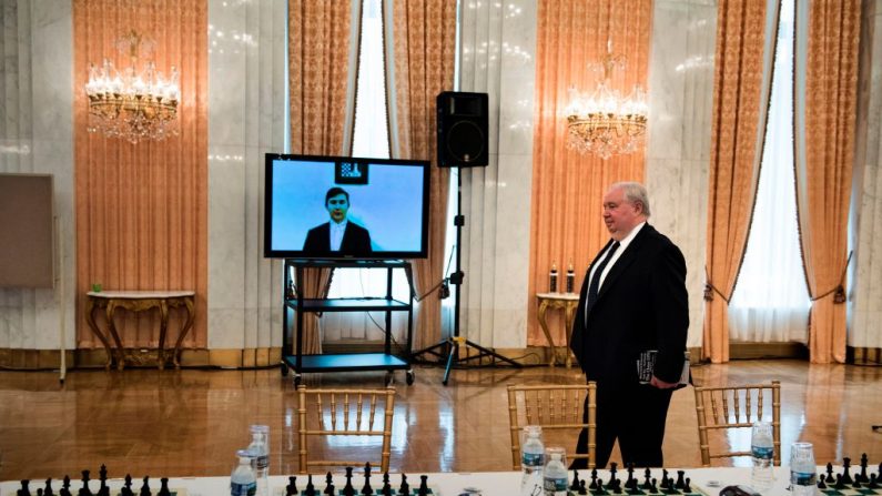 L'ambassadeur de Russie aux Etats-Unis, Sergey Kislyak, passe devant une vidéo du grand maître des échecs russes Sergey Karjakin. La FIDE doit élire son prochain président en octobre. Photo BRENDAN SMIALOWSKI / AFP / Getty Images.
