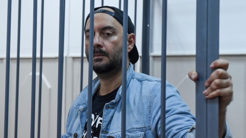 Kirill Serebrennikov, metteur en scène et cinéaste russe, accusé de fraude, regarde la cage d'un défenseur lors d'une audience devant le tribunal de district de Basmanny. Photo VASILY MAXIMOV / AFP / Getty Images.