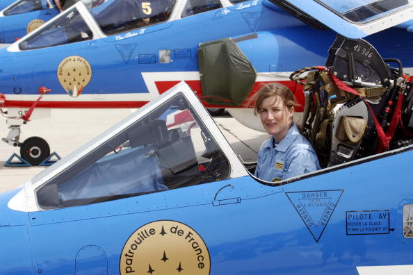 Le commandant français, Virginie Guyot, 33 ans, est photographiée à bord de son avion Alfa Jet, à la base de la Patrouille de France (PAF) à Aix-en-Provence, après sa première mission. C'est la première femme qui dirige l'équipe. Photo JOEL SAGET / AFP / Getty Images.