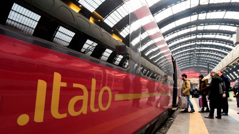 Les gens attendent d'embarquer à bord d'un train « Italo » à la gare centrale de Milan le 8 février 2018. Les actionnaires du groupe italien ITALO ont accepté une offre de rachat de 1,8 milliard d'euros par le fonds américain GIP. Photo MIGUEL MEDINA / AFP / Getty Images.