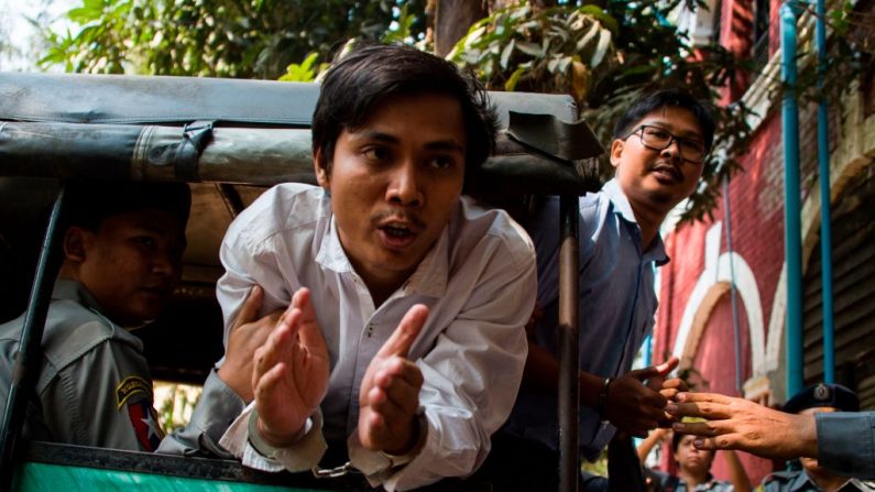 Les journalistes du Myanmar Kyaw Soe Oo et Wa Lone détenus, s'adressent aux médias après avoir comparu devant un tribunal de Yangon, dans le cadre du procès en cours. Lone et Kyaw Soe Oo, deux journalistes de Reuters inculpés en vertu d'une loi sur le secret, pourraient être condamnés à 14 ans de prison, dans une affaire qui a suscité un tollé face à la diminution de la liberté des médias. Photo YE AUNG THU / AFP / Getty Images.
