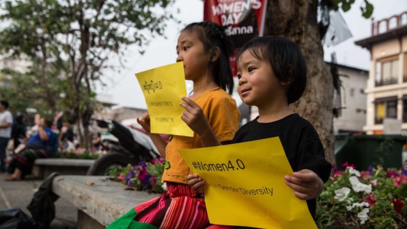 Lors de l'événement annuel de la Journée internationale de la femme, le 8 mars 2018 à Chiang Mai, en Thaïlande. Des centaines de femmes d’enfants de plusieurs organisations ont défilé dans la vieille ville de Chiang Mai. Photo  Lauren DeCicca/Getty Images.