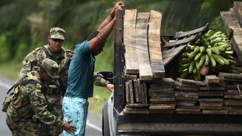 
 le 14 avril 2018. L'Équateur et la Colombie ont lancé une opération militaire de représailles dans la zone frontalière dense de la jungle où opèrent les restes du groupe rebelle des Forces armées révolutionnaires de Colombie (FARC).  Photo RAUL ARBOLEDA/AFP/Getty Images.