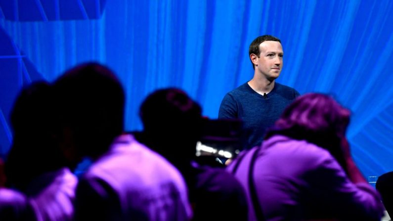 Le PDG de Facebook, Mark Zuckerberg, se penche sur son discours lors du salon VivaTech à Paris, le 24 mai 2018. photo: GERARD JULIEN / AFP / Getty Images.