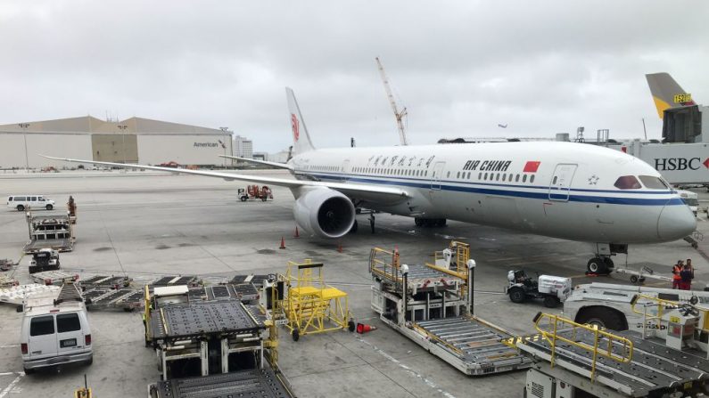 Un Boeing d'Air China se trouve à une porte à l'aéroport international Charles de Gaulle. Photo DANIEL SLIM / AFP / Getty Images.