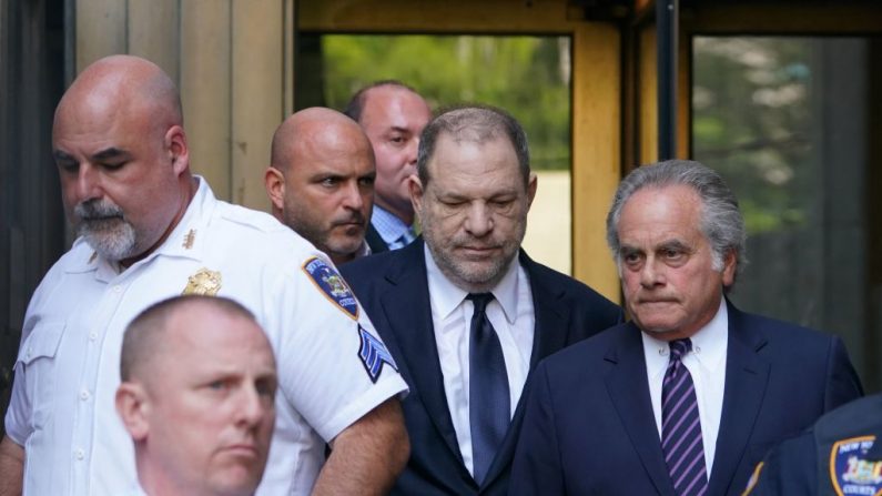 Le producteur de films hollywoodien Harvey Weinstein quitte le tribunal pénal de Manhattan avec son avocat Benjamin Brafman le 5 juin 2018 à New York. Photo DON EMMERT / AFP / Getty Images.