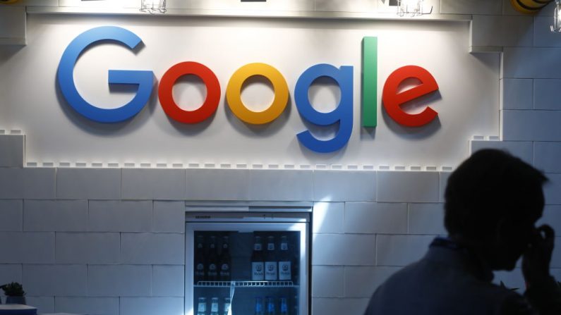La commission européenne reproche à Google de mettre en avant dans les résultats de recherche ses propres services. Photo par Michele Tantussi / Getty Images.
