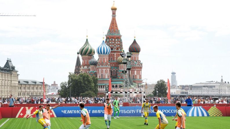 Les gens jouent au football au Parc de la FIFA Russie Coupe du Monde de Football 2018 sur la Place Rouge à Moscou le 21 juin 2018. Photo MAXIM ZMEYEV / AFP / Getty Images.