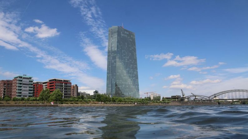 Le 21 juin 2018. Le bâtiment de la Banque centrale européenne photographié à l'arrière-plan de la rivière Main, à Francfort-sur-le-Main, en Allemagne. Photo : Yann Schreiber / AFP / Getty Images.