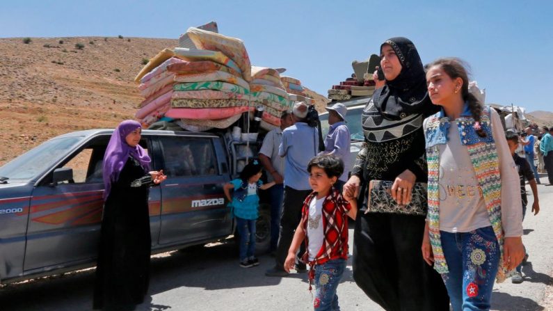 Des centaines de réfugiés syriens ont quitté la ville frontalière d'Arsal pour rentrer chez eux. C’est en partie coordonnée entre les autorités de Beyrouth et de Damas. Photo LOUAI BESHARA / AFP / Getty Images.