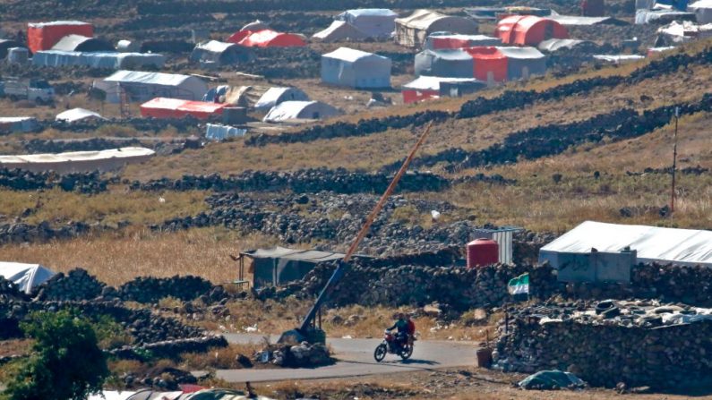 Une photo prise le 29 juin 2018 du Golan, montre un camp de Syriens déplacés près du village syrien de Burayqah, dans la province méridionale de Quneitra  Photo JALAA MAREY / AFP / Getty Images)