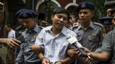 Rohingyas : un journaliste de Reuters arrêté en Birmanie dit avoir été piégé par la police