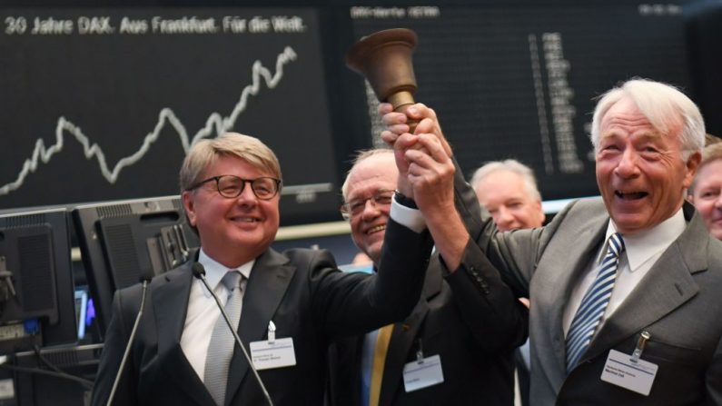 Les Bourses européennes ont terminé positivement mercredi, le résultat des des entreprises est satisfaisant, tandis que Wall Street évoluait en ordre dispersé. Photo ARNE DEDERT/AFP/Getty Images.