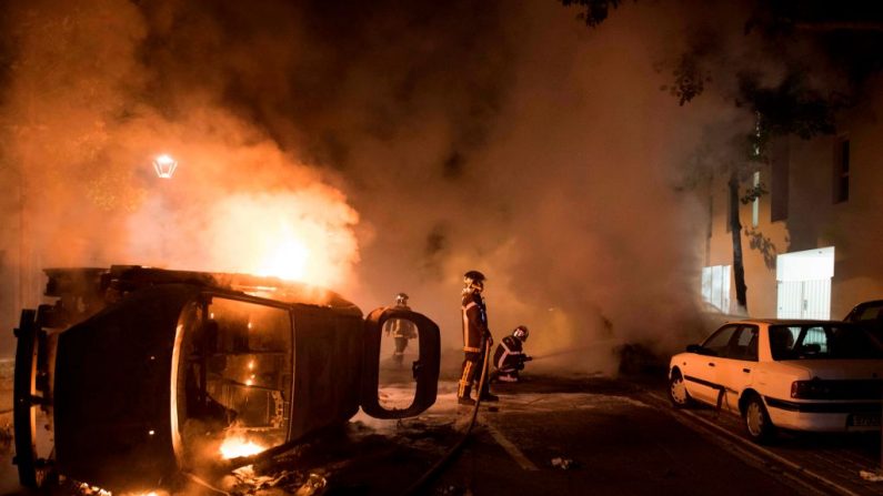  Les pompiers travaillent pour éteindre un incendie près d'une voiture en feu dans le quartier de Malakoff à Nantes au début du 4 juillet 2018.  (SEBASTIEN SALOM GOMIS/AFP/Getty Images)