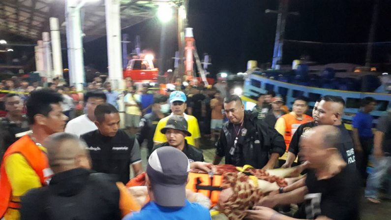 Le 5 juillet 2018, le personnel thaïlandais et paramédical s'occupe des passagers secourus d'un bateau touristique qui a chaviré près du port de Phuket.  Photo  KRITSADA MUENHAWONG/AFP/Getty Images.