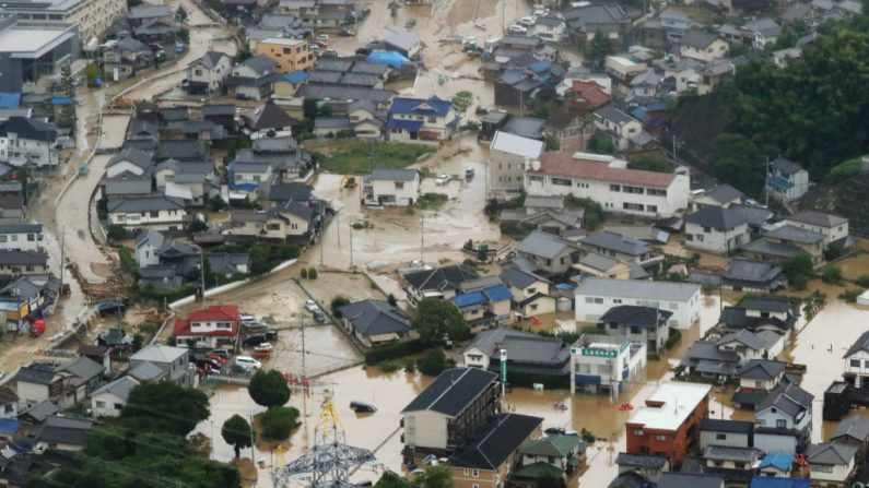 Cette photo montre une vue aérienne de maisons inondées dans la ville de Saka, dans la préfecture d'Hiroshima, le 7 juillet 2018. De fortes pluies ont continué à frapper de vastes zones dans l'ouest du pays. Photo STR / AFP / Getty Images.