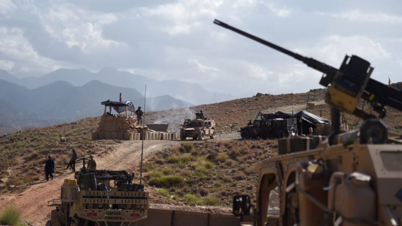 7 juillet 2018, l'armée américaine des forces de l'OTAN et des commandos afghanes sont à un poste de contrôle. Ils observent des militants de l'État islamique dans le district de Deh Bala, dans la province orientale de Nangarhar. Photo WAKIL KOHSAR / AFP / Getty Images.