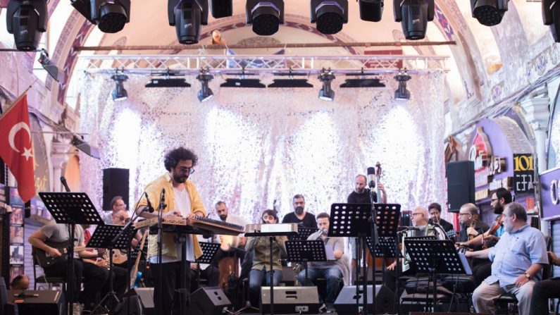 Pour la première fois dans son histoire en tant qu'épicentre du commerce et des échanges à Istanbul, le Grand Bazar est utilisé pour un concert par le prestigieux festival annuel de musique d'Istanbul. Photo YASIN AKGUL / AFP / Getty Images.