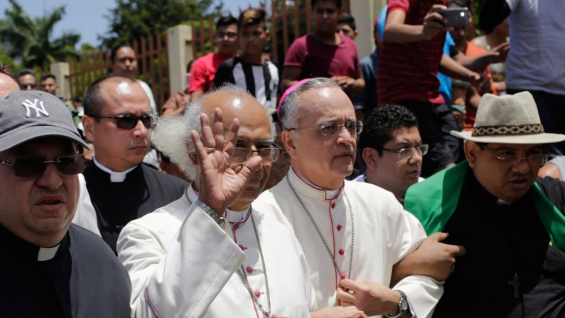 Des centaines de partisans du président nicaraguayen, Daniel Ortega, ont fait irruption lundi dans la basilique et ont harcelé les évêques catholiques romains au cœur d'un processus de recueillement, de prières. Photo INTI OCON / AFP / Getty Images.