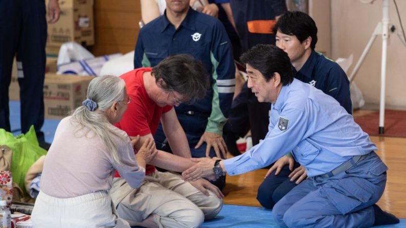  Le Premier ministre japonais Shinzo Abe visite un refuge pour personnes touchées par les récentes inondations à Mabi, dans la préfecture d'Okayama, le 11 juillet 2018.  Photo MARTIN BUREAU/AFP/Getty Images.