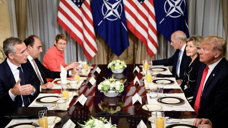Lors d'un petit-déjeuner au siège du chef de mission américain à Bruxelles le 11 juillet 2018, avant un sommet de l'OTAN. Photo BRENDAN SMIALOWSKI / AFP / Getty Images.