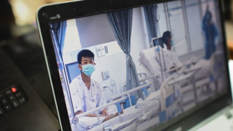 Le 11 juillet 2018, les employés du gouvernement local utilisent un ordinateur portable pour projeter des images vidéo des 12 lors d'une conférence de presse. Photo YE AUNG THU/AFP/Getty Images.