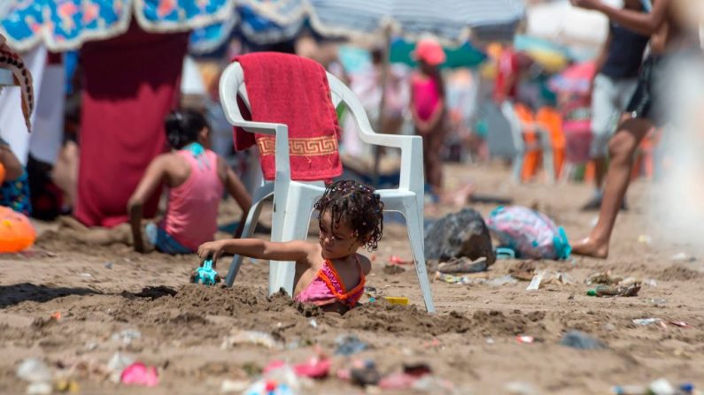 Le 12 juillet 2018, un enfant joue sur la plage de Rabat, au Maroc, au milieu des déchets. Photo FADEL SENNA/AFP/Getty Images.