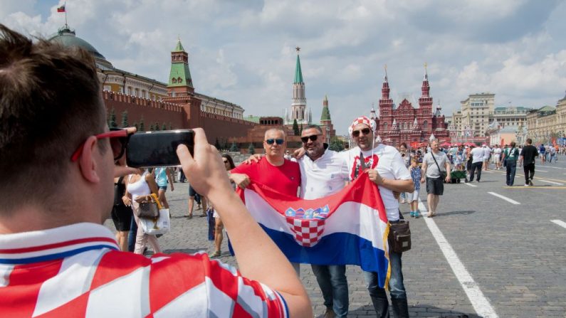Les supporters de la Croatie posent pour des photos sur la Place Rouge à Moscou le 14 juillet 2018, un jour avant le match de football de la finale de la Coupe du Monde en Russie, entre la France et la Croatie. Photo MLADEN ANTONOV / AFP / Getty Images.