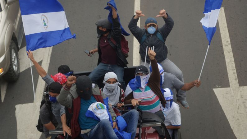 Des manifestants nicaraguayens défilent en voiture et motocyclette de Managua à Ticuantepe, à 15km au sud de Managua, pour demander la démission du président Daniel Ortega et la fin de la répression étatique.  Photo MARVIN RECINOS/AFP/Getty Images.