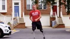 Un ancien combattant perd ses deux jambes en Afghanistan, mais maintenant il travaille encore plus fort