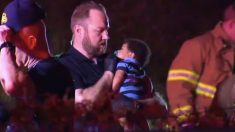 Un policier hors service voit un enfant de 3 mois sorti d’un violent accident de voiture et se précipite pour lui chanter une chanson