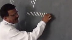Un enseignant dessine une rangée de traits sur son tableau noir, puis subtilement crée un alphabet cursif