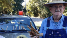 Un veuf vend du bois d’allumage sur le bord de la route pour payer les factures médicales de sa femme décédée