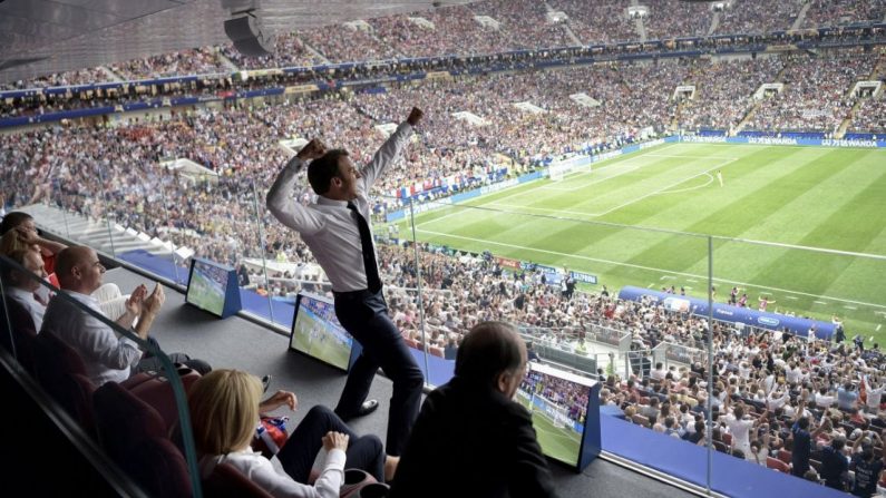 Le président français Emmanuel Macron réagit lors de la finale de la Coupe du monde de football Russie 2018 entre la France et la Croatie au stade Luzhniki à Moscou le 15 juillet 2018. (ALEXEY NIKOLSKY/AFP/Getty Images)